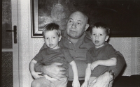 Vasil Kiš s vnoučaty kolem roku1984