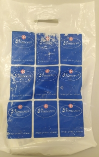 Druhá strana igelitové tašky národního podniku Vulkan, kterou si pan Tichý schovává, s reklamou na prezervativy Primeros