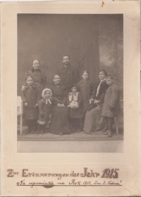 The Alb family - the family of Karel Walter's mother, the smallest girl in the white hat is the witness's mother 