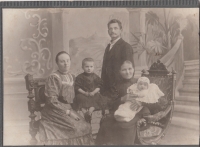 1907, rodina Alb (rodina maminky pamětníka)