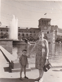 S maminkou, Jerevan, cca 1962