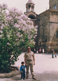 Gevorg Avetisjan se synem, Arménie, 1994