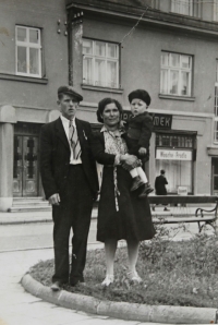 Aloisie Murková (babička pamětnice, s jejím nejml. synem Aloisem (zahynul v Auschwitz) a tehdejším partnerem Bečicou, poč. 40. let