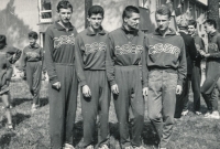 Luděk Bohman (vpravo) s členy juniorské reprezentační štafety na 4 x 100 metrů 