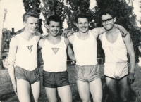 Luděk Bohman (první zleva) ve štafetě dorostenců Kolína
