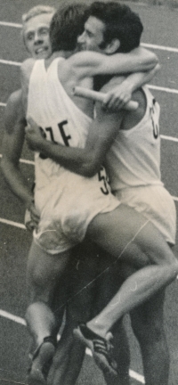 Luděk Bohman (zcela vlevo) se raduje se svými parťáky ze štafety na 4 x 100 metrů po zisku zlaté medaile na mistrovství Evropy 1971 v Helsinkách 