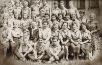 Luděk Bohman (sedí první zleva)   v 9. třídě základní školy