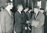 Luděk Bohman přebírá vysokoškolský diplom po ukončení studií na FTVS UK, 1983