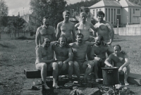 Luděk Bohman (druhý zprava nahoře) se spolužáky z FTVS UK na vodáckém kurzu, 1982