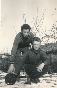 Luděk Bohman (dole) s bratrancem, 1961