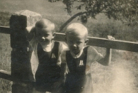 Se svým bratrem, konec 40. let 20. století