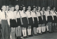Luděk Bohman na školním vystoupení (jako jediný na snímku nemá pionýrský šátek), druhá polovina 50. let 20. století