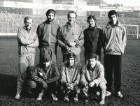 Luděk Bohman (zcela vlevo) s tréninkovou atletickou skupinou na stadionu Slavie Praha