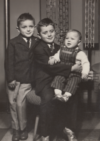 Bratři Pavel, Josef a Jiří Varmužovi kolem roku 1972