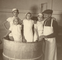Smékalovo pekařství, děti s dědečkem 