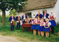 Varmužova cimbálová muzika, druhá a třetí generace. Fotografie z roku 1997