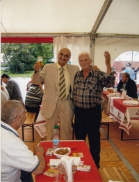 František Horák (vlevo) na slavnostech piva s kamarádem Karlem Pluhovským, 90. léta 20. století 
