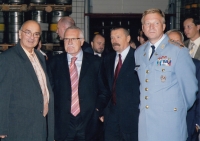 František Horák (první zleva) s Václavem Klausem, Jaroslavem Kašparem a generálem Pickem