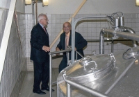 František Horák (druhý zleva) s prezidentem Václavem Klausem při prohlídce pivovaru Svijany, 2005