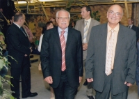 František Horák (první zprava) s prezidentem Václavem Klausem při prohlídce svijanského pivovaru, 2005