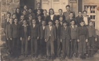 Jaroslav Hrňa (zcela vzadu první zleva) během výjezdu dětského domova v ozdravovně Dětský ráj, 1949
