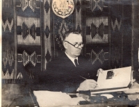 Зубрицький Михайло Миколайович, дідусь оповідачки, під час роботи у себе в кабінеті.
