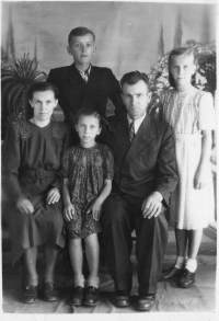 Родинне фото Зубрицьких: зліва направо: Марія, Софія, Іван, Володимир (стоїть), Дарія (стоїть)
