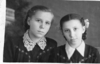 Сестри Зубрицькі (зліва направо: Дарія, Софія) у Сибірі в шкільній формі, видно вишиті квіти, які їм нашила мама на шкільну форму, січень 1953 р. 
