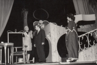 Jiří Mach v roli Fandy ve hře Dům na nebesích v Dobrušce v roce 1982 stojí uprostřed