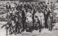 Svatba v Gerníku, vpředu s harmonikou pamětníkův otec Josef Merhaut, 70. léta