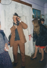 Josef Merhaut s oblibou pořizoval videozáznamy z tancovaček a dalších společenských akcí v Gerníku, konec 90. let