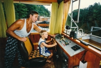 Petr Miller se synem Markem na svém hausbotu, který sám postavil v 80. letech