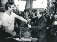 Petr Miller s Václavem Havlem v kovárně ČKD, 1990