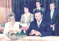 Podpis smlouvy s ministerstvem práce USA (na snímku ministryně Lynn Martin, v pozadí velvyslankyně Shirley Temple Black)