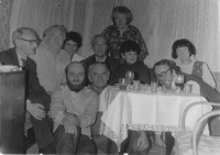 Oslava 70. narozenin prof. Jiřího Hájka, zleva Jiří Hájek, Oldřich Hromádko, Václav Malý, Bedřich Placák, Marie Hromádková v brýlích, Jiřina Rumlová, Marie Valachová, Miloš Rejchrt, dole zleva Jakub Ruml, Jiří Ruml, Praha 1983
