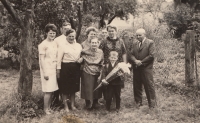Návštěva příbuzných z Německa, zcela vpravo bratranec otce Uwe, Jezová, 1967