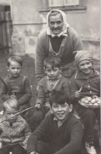 Pamětnice vpravo s ošatkou vajec