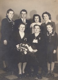 Otec pamětnice František Riegel se svými sestrami a matkou Annou Riegelovou, 50. léta 20. století