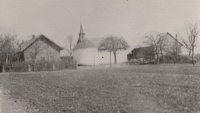 A chapel with a farm, witness's home 
