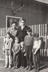 Pamětnice vpředu vlevo s rodiči a sourozenci, Jezová, 1967
