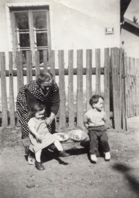 Babička Anna Riegelová se sestrami pamětnice, Jezová, cca 1969