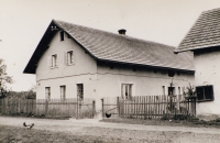Dům v Jezové, kde pamětnice strávila dětství do svých 12 let, cca 1967-1968