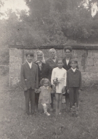 Pamětnice stojí uprostřed, vzadu zleva bratr, obě babičky a maminka před farou v Dolní Krupé, cca 1970