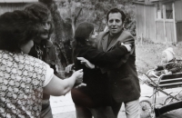 Rodinná oslava, zcela vlevo matka pamětnice Hedvika Murková s Pavlem Lovákem, vpravo pamětnice s Rudolfem Murkou (strýcem), Podvesná, pol. 70. let