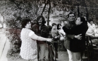 Rodinná oslava, vlevo Hedvika Murková s Pavlem Lovákem a vpravo tančí pamětnice se strýcem R. Murkou, mezi nimi syn pamětnice Kamil, Podvesná, pol. 70. let