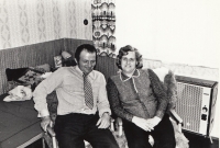 S manželem Jiřím na návštěvě u maminky, Turnov, 1975