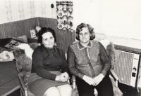 Pamětnice (vpravo) se sestrou Marií Magdalenou na návštěvě u maminky, Turnov, 1975