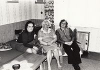 Maminka pamětnice (uprostřed) s dcerami, mladší Kristinou (vpravo) a starší Marií Magdalenou (vlevo), Turnov, 1975