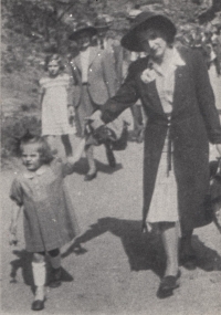 Na procházce s maminkou, Praha, cca 1944 