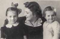 Maminka pamětnice s dcerami, vlevo starší Marie Magdalena, vpravo pamětnice Kristina
